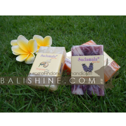 Balishine: Your natural source of indonesian handicraft presents in its Various collection the Natural Soap 100 gr:44ARJ557508:This natural soap is produced in Bali made from tropical pulp flower. WEIGHT 100grs.  Also available in aromas : Papaya, Chempaka,  Frangipani, Jasmine, Lavender, Sandalwood, Ylang-Ylang, Vanilla, Lotus.